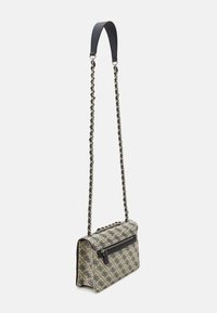 Bolso de mano beige y azul marino con un solapa, bolsillo con cremallera negra y asa de doble cadena/correa. Material texturizado con una forma estructurada.