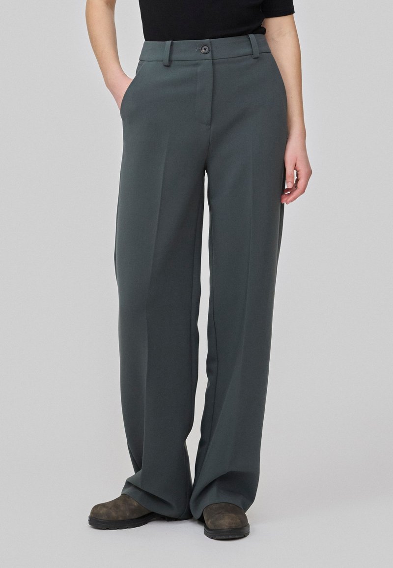 Modström GALE PANTS - Calças - harbor green