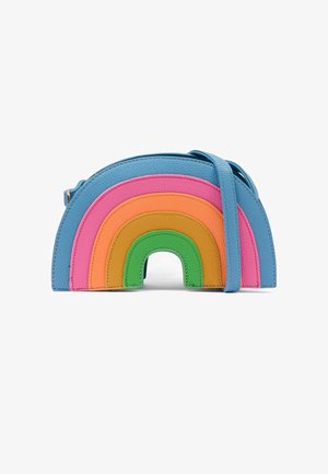 Tęczowa torebka w kształcie łuku, z warstwami kolorów: niebieskiego, różowego, pomarańczowego, żółtego i zielonego. Wykonana ze skóry o teksturze, wyposażona w pasek na ramię.