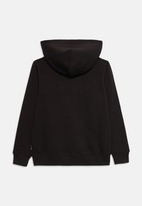 Haut à capuche noir à manches longues avec capuche attachée, couture visible au centre de la capuche, et poignets et ourlet côtelés.