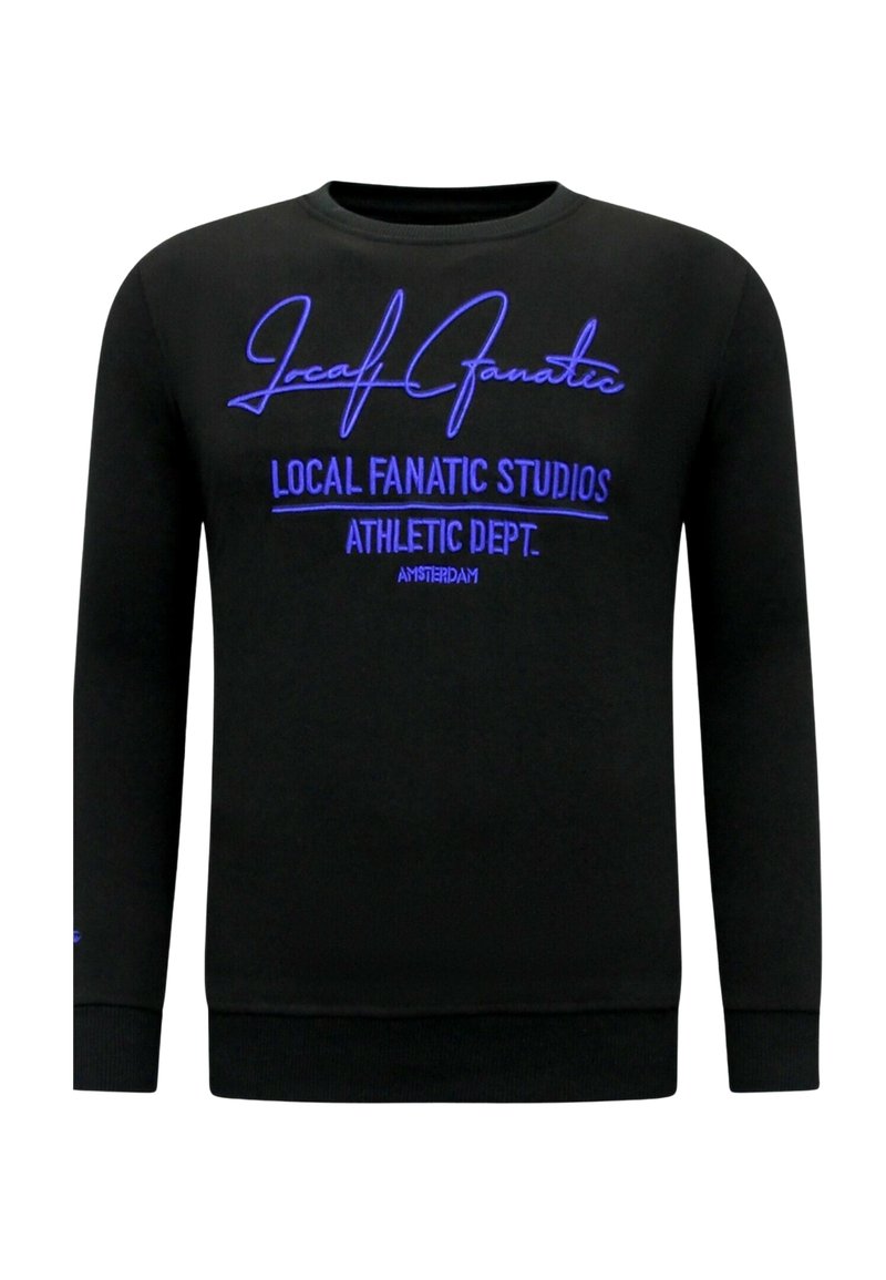 Zwarte sweater van katoen, met levendige blauwe geborduurde tekst: "Local Fanatic Studios Athletic Dept. Amsterdam." Klassiek ontwerp met ronde hals.