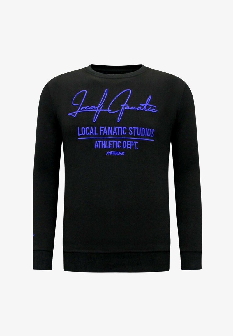 Zwarte sweater van katoen, met levendige blauwe geborduurde tekst: "Local Fanatic Studios Athletic Dept. Amsterdam." Klassiek ontwerp met ronde hals.