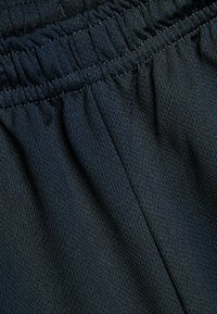 Tessuto nero e texturizzato con una cintura elastica arricciata. Presenta linee verticali e una superficie liscia, adatto per un abbigliamento casual.
