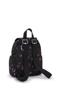 Svart tygryggsäck med ett blommönster i lila och blått, som har justerbara remmar, en ficka med dragkedja och två sidofack.