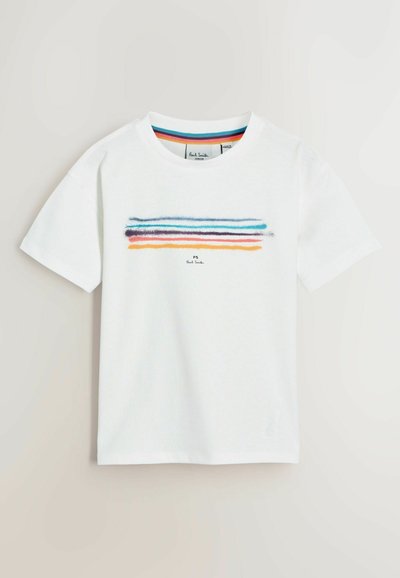 Bela bombažna majica s horizontalnim vzorcem barvnih črt v modri, oranžni in vijolični barvi čez prsni del, z rebrastim ovratnikom.