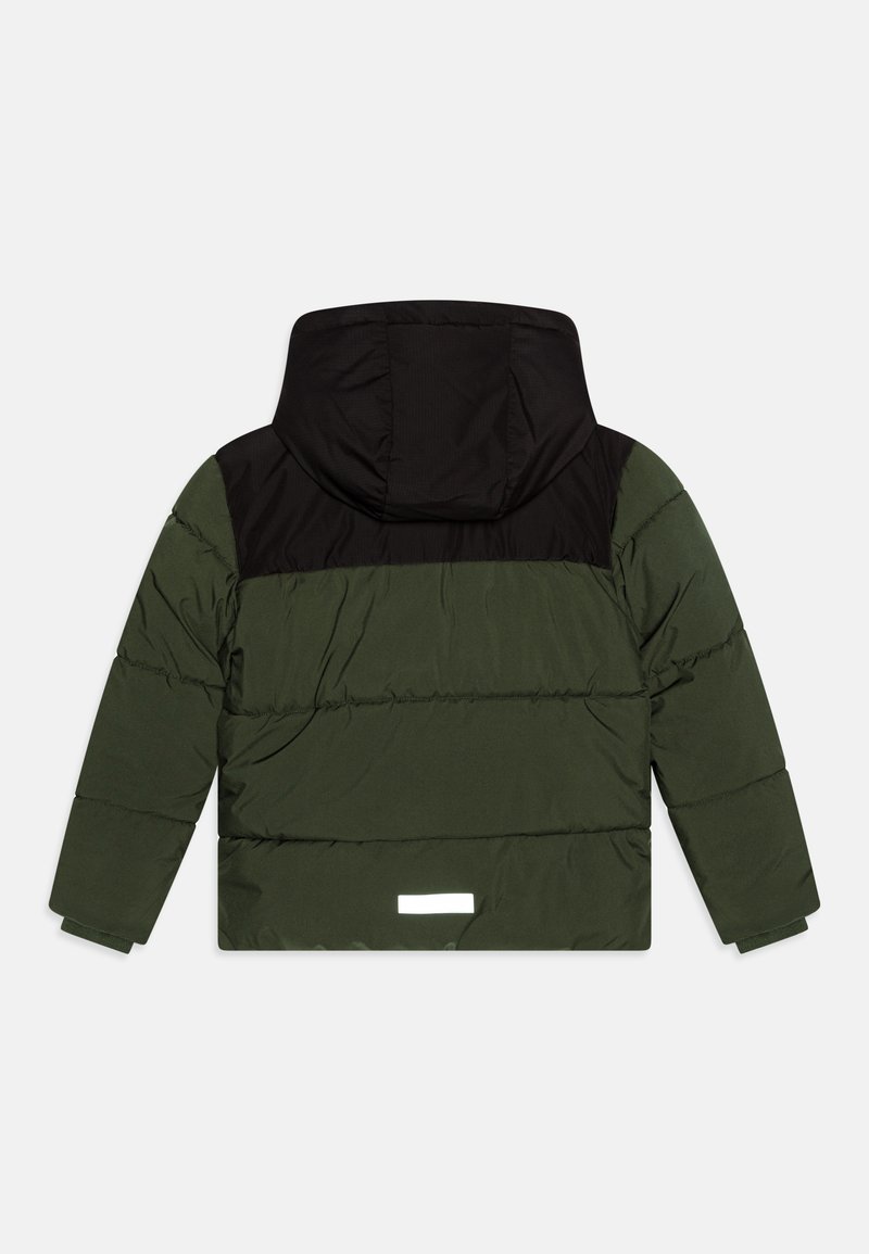 Pufferjack in donkergroen met zwarte schouders, een capuchon, gequiltde textuur en reflecterende accenten op de onderrug.