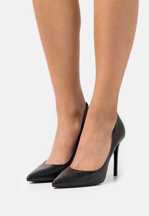 Escarpins noirs en cuir verni avec un motif texturé en peau de serpent, bouts pointus et talons aiguilles de 10 cm.