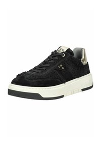 Zwarte suède sneakers met gestructureerde accenten, witte tussenzool en zwarte rubberen buitenzool. Voorzien van zwarte veters en een metallic zilveren hiel detail.