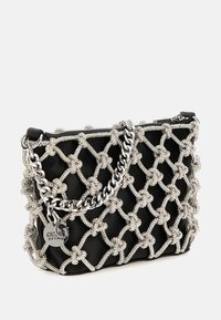 Borsa nera con sovrapposizione di rete in perline argento, dotata di una tracolla in catena argentata, etichetta con logo, chiusura con zip e forma strutturata.