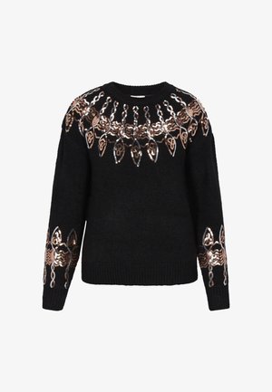 Sort strikket sweater med kobber- og sølvfarvede perlesyer i bladmønster omkring halsudskæringen og ærmerne.
