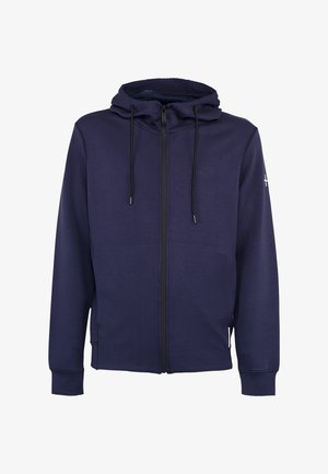 Granatowa bluza z kapturem na zamek, czarnymi sznurkami, długimi rękawami i małym logo na lewym ramieniu, pokazana na białym tle.