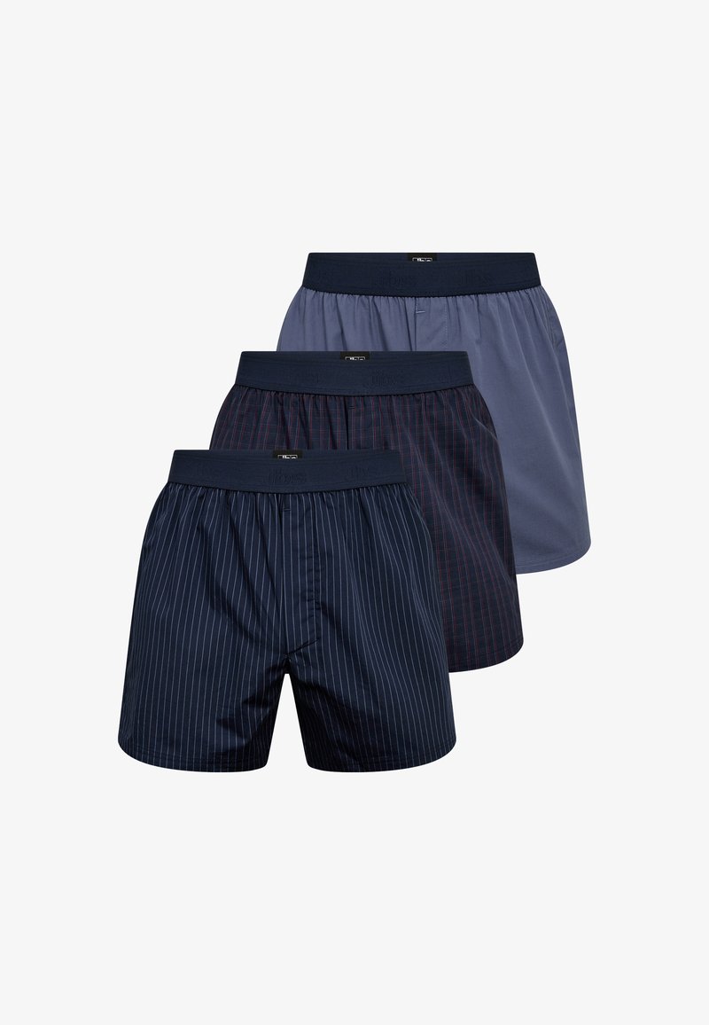 Tre par herrboxershorts: en marinrandig, en mörk rutad med röda accenter och en enfärgad mörkblå. Mjuk tyg och elastisk midjevecko.
