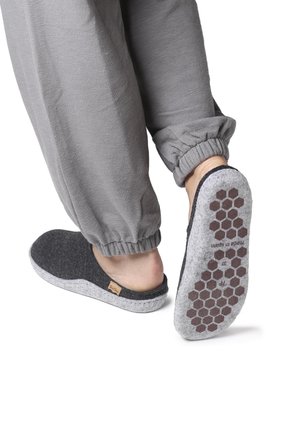 Slippers - black