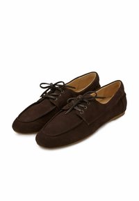 Scarpe in suede marrone con punta rotonda, design con lacci e dettagli cuciti, caratterizzate da un profilo basso e una superficie texturizzata.
