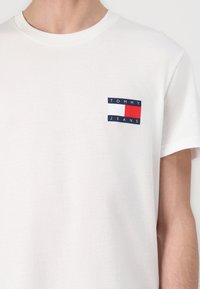 Tommy Jeans FLAG TEE 2 PACK - T-shirt basic - dark night navy/ecru