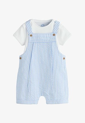 Weißes Babyshirt mit kurzen Ärmeln, kombiniert mit blau-weiß gestreiften Latzshorts mit vertikalen Streifen und Details aus Holzknöpfen.