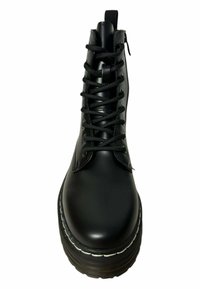 Botín negro con cordones hecho de cuero suave, con punta redondeada, suela texturizada y cremallera lateral para facilitar el uso. Acentos de costura blanca.