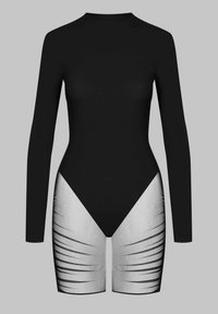 Bodysuit noir à manches longues et col montant ; présente des accents texturés gris sur la moitié inférieure avec un motif rayé.