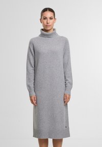 Graues Wollkleid mit einem gerippten hohen Kragen und Bündchen, das eine leicht taillierte Form und einen gerippten Saum am unteren Ende aufweist.