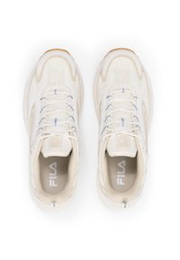 Scarpe sportive beige chiare con tomaia in mesh traspirante, dettagli metallici e suola testurizzata. Presentano lacci bianchi e dettagli del marchio.