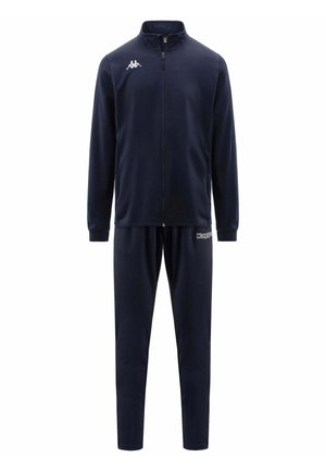 Survêtement Kappa bleu marine avec veste zippée affichant un logo sur la poitrine et pantalon assorti avec logo près de la poche, présenté sur fond blanc.