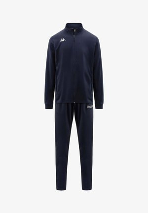 Survêtement Kappa bleu marine avec veste zippée affichant un logo sur la poitrine et pantalon assorti avec logo près de la poche, présenté sur fond blanc.