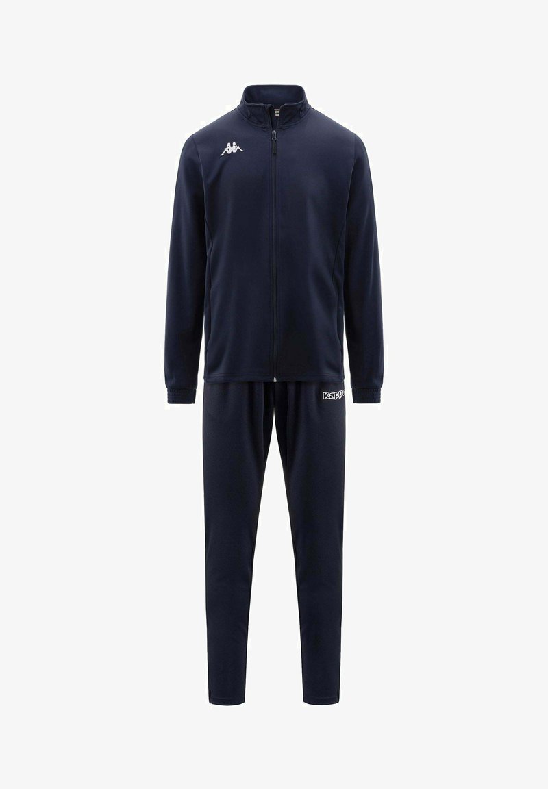 Survêtement Kappa bleu marine avec veste zippée affichant un logo sur la poitrine et pantalon assorti avec logo près de la poche, présenté sur fond blanc.