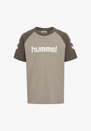 Olivgrön bomulls-T-shirt med korta raglanärmar, med vit "hummel"-logotyp och chevronmönster på axlarna.