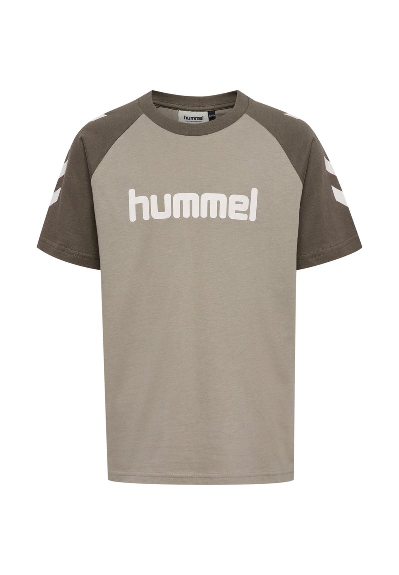 Olivgrön bomulls-T-shirt med korta raglanärmar, med vit "hummel"-logotyp och chevronmönster på axlarna.