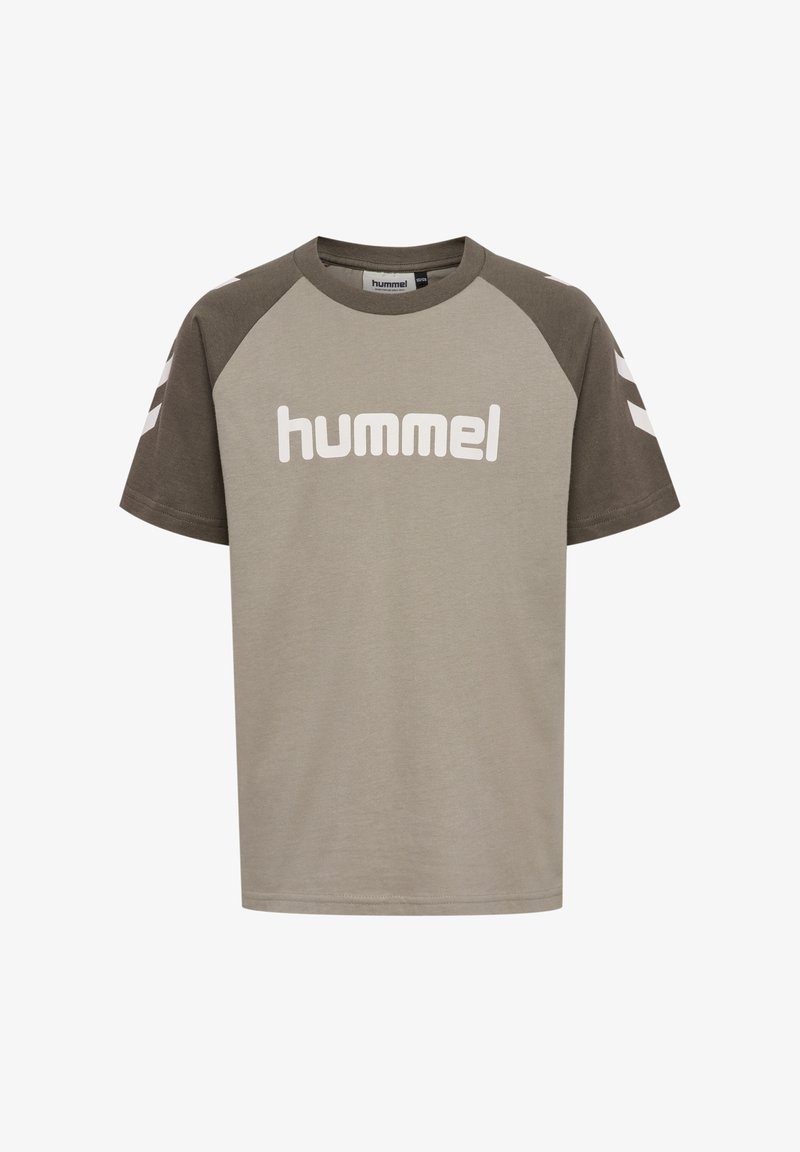 Olivgrünes Baumwoll-T-Shirt mit kurzen Raglanärmeln, versehen mit einem weißen "hummel"-Logo und Zickzackmustern auf den Schultern.