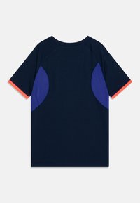 Mornarskosinasti kratkodlaki majica s ljubičastim mrežastim bočnim panelima i koraljnim naglascima na rukavima. Okrugli izrez i opušteni kroj.