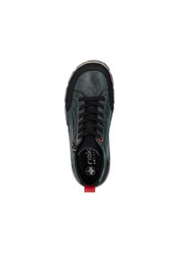 Baskets en cuir vert avec accents noirs, fermeture à lacets, fermeture éclair sur le côté et une languette rouge à l'arrière. Présente des surfaces texturées et une semelle en caoutchouc robuste.