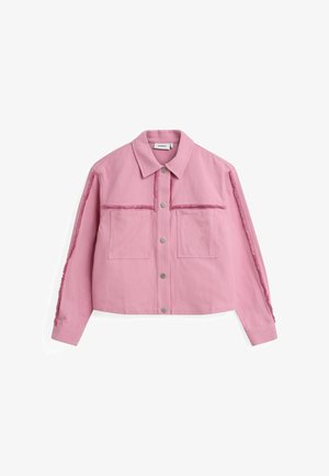 Rózsaszín, lecsökkentett dzseki texturált anyagból, két mellzsebbel, ezüst színű nyomógombokkal és fringe részletekkel az ujjak mentén.