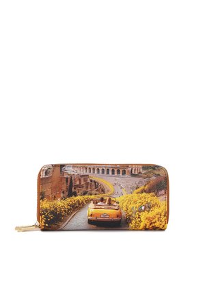 Portafoglio con stampa scenica di un'auto decappottabile gialla che percorre una strada fiancheggiata da fiori verso rovine romane storiche sotto un cielo sereno.