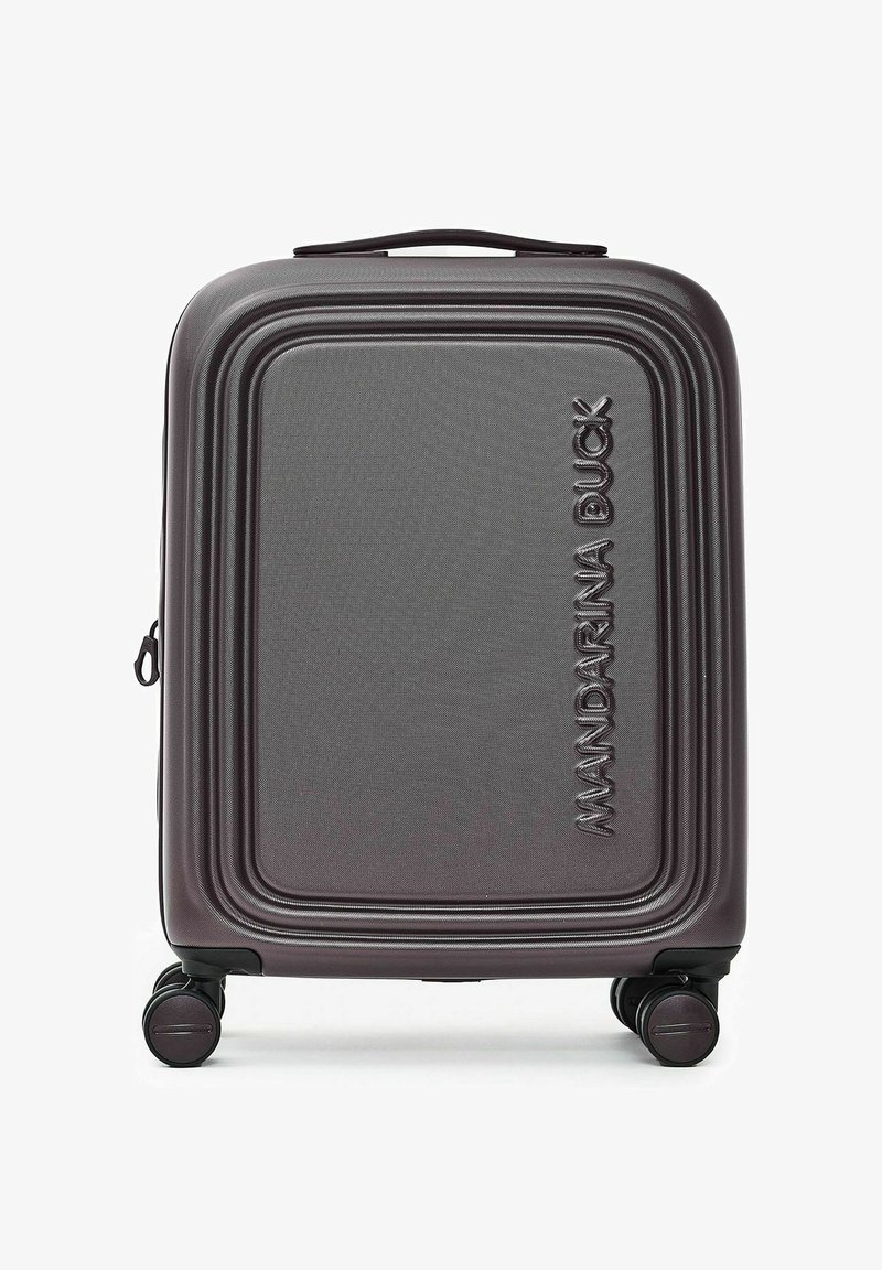 Valise rigide de couleur gris foncé, avec extérieur texturé, bords arrondis, logo embossé et quatre roues pour une meilleure mobilité.