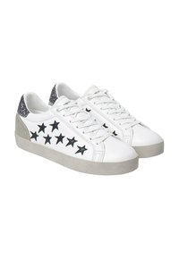 Zapatillas bajas blancas con diseños de estrellas negras a los lados, suelas grises, acentos brillantes de color gris oscuro en el talón y cordones blancos.