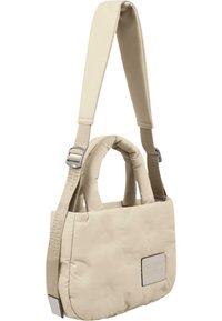 Borsa a tracolla beige imbottita con una texture liscia, manici corti doppi, tracolla lunga regolabile e forma rettangolare; presenta etichetta del marchio.