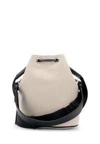 Beige lærred spandtaske med en sort læderrem, der har en snørelukning og sølvhardware-detaljer. Tekstureret overflade.