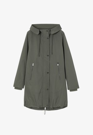 Długi oliwkowozielony płaszcz przeciwdeszczowy z szerokim kołnierzem, przednimi zatrzaskami, regulowanym kapturem na sznurek, kieszeniami na suwak i regulowanym ściągaczem na dole.
