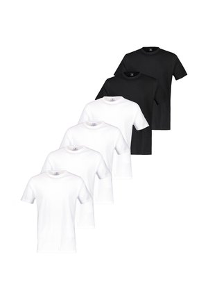 Fem ensfarvede T-shirts med rund hals i en trappetrinsarrangement, tre hvide foran og to sorte bagved.