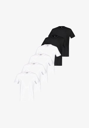 Vijf eenvoudige T-shirts met ronde hals in een verspringende opstelling, drie witte vooraan en twee zwarte achteraan.
