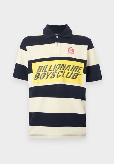 Πόλο μπλουζάκι με κοντά μανίκια, με οριζόντιες ρίγες σε ναυτικό μπλε και κρεμ, κίτρινο μπλοκ κειμένου "Billionaire Boys Club" και μικρό κόκκινο λογότυπο αστροναύτη στο στήθος.
