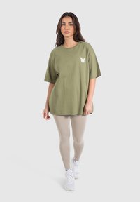 Smilodox PAYTON OVERSIZE - T-shirts print - khaki