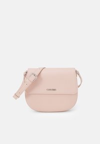 Borsa crossbody in finta pelle rosa chiaro con chiusura a patta, una sola tracolla regolabile e un dettaglio logo argentato. Design con fondo arrotondato.