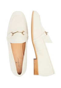 Loafers din suede crem cu vârf pătrat, accente din hardware aurie și un toc mic din lemn. Textura netedă și liniile curate definesc designul.