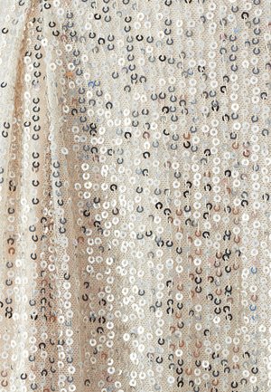 Tessuto dorato decorato con paillettes nelle tonalità di argento e nero, creando una superficie luccicante e testurizzata con motivi circolari.