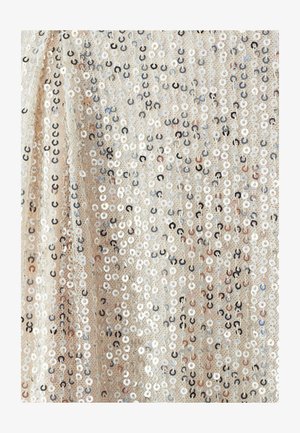 Tessuto dorato decorato con paillettes nelle tonalità di argento e nero, creando una superficie luccicante e testurizzata con motivi circolari.