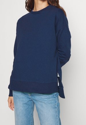 Marineblaue Sweatshirt aus weichem Stoff, mit Rundhalsausschnitt, langen Ärmeln und seitlichen Schlitzen am Saum für mehr Bewegungsfreiheit.