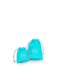 Türkisblaue Stoffbeuteln mit Kordelzug in zwei Größen, die ein kreisförmiges Logo mit "Elli" und "WE ♥ JEWELS" in Weiß zeigen. Glatte Textur, weicher Abschluss.