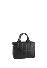 Črna prešita usnjena torbica z dvema zgornjima ročkama in snemljivim ramenskim trakom. Ima strukturirano pravokotno obliko in gladko teksturo.